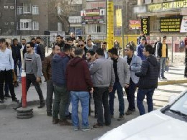 Kavgada başına satır darbesi alan kişi ağır yaralandı