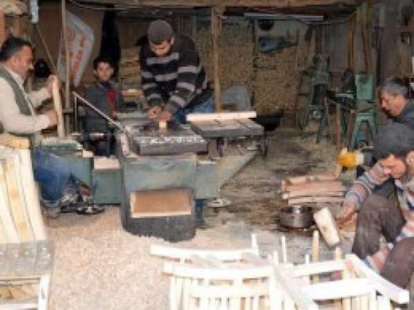 Unutulmaya yüz tutan mesleği çocuğuna öğretiyor