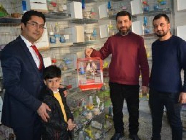 "Sureni ezberle muhabbet kuşunu al"