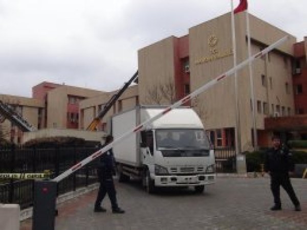 Depremde Valilik binasında çökme