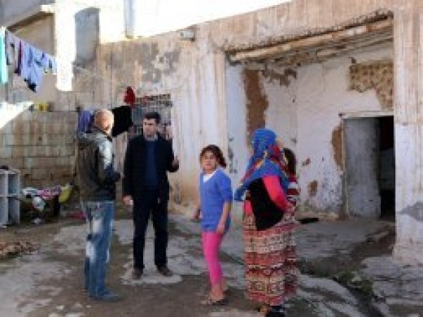 Harabe evde yaşayan aileye yardım