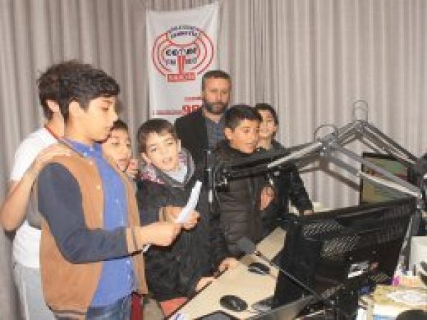Öğrencilerden Cemre Radyo'ya ziyaret