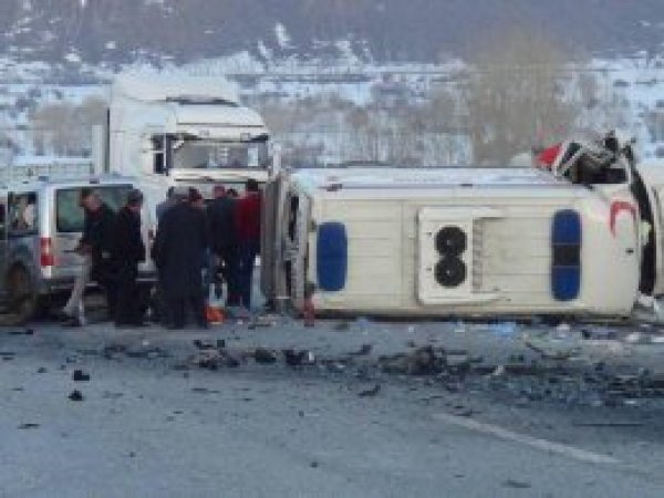 Ambulans araca çarptı: 2 ölü