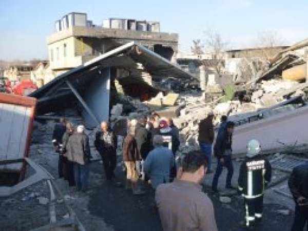 Buhar kazanı patlayan lastik fabrikası yıkıldı