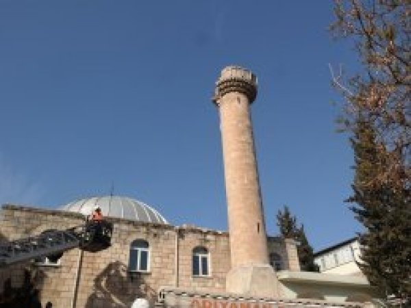 Depremde hasar gören minare düştü