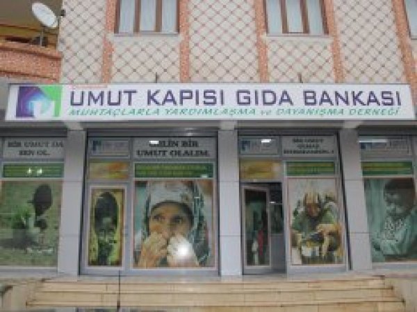 Umut Kapısı'ndan yüzlerce aileye yardım