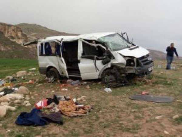 Minibüs devrildi aynı aileden 1 ölü 10 yaralı