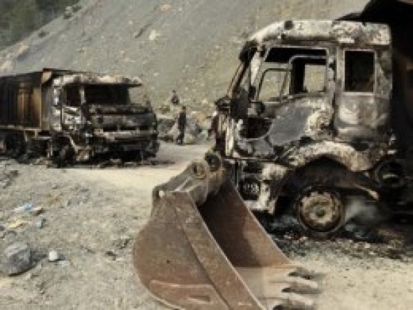 PKK Hakkari'de iş makinesini yaktı
