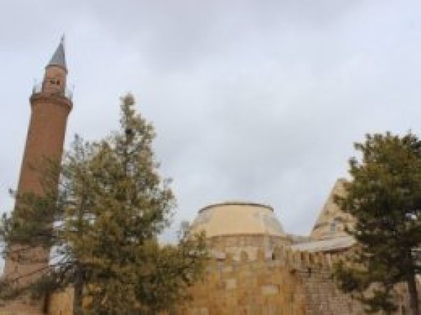 746 yıl hizmet veren Medrese Rutubetten Çürüyor