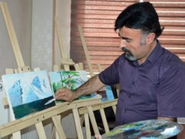 Savaşın acısını tuvallere yansıtıyor