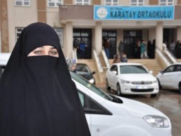 Tesettüründen dolayı rencide edildi