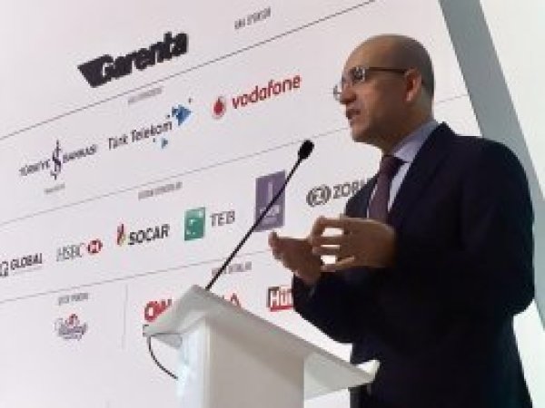 'Dünyada liberal demokrasiler can çekişiyor'