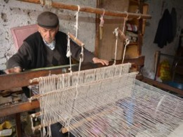 84 yaşında ilmek ilmek kilim dokuyor