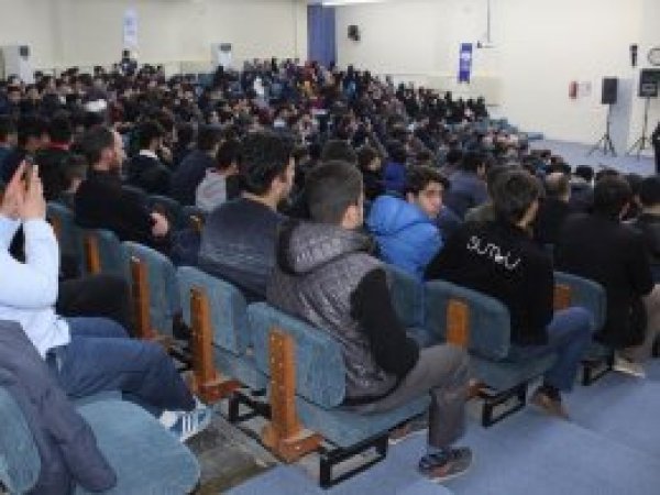 Üniversite öğrencilerinden namaz programı