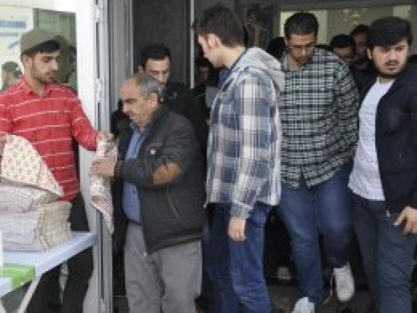 Üniversite öğrencilerine seccade dağıtıldı