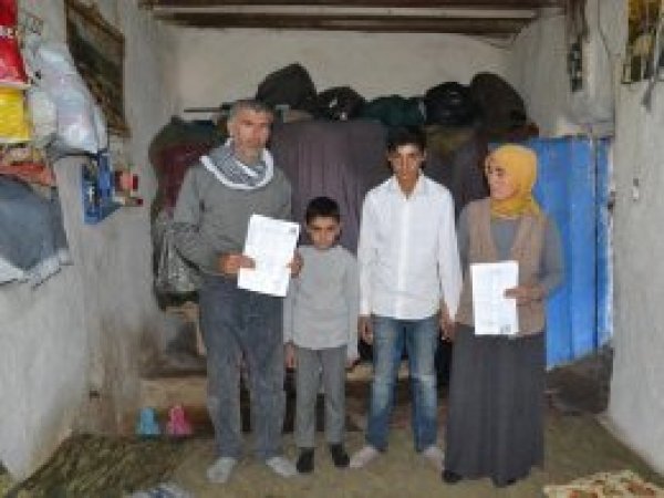 Evleri yanan aile yardım bekliyor