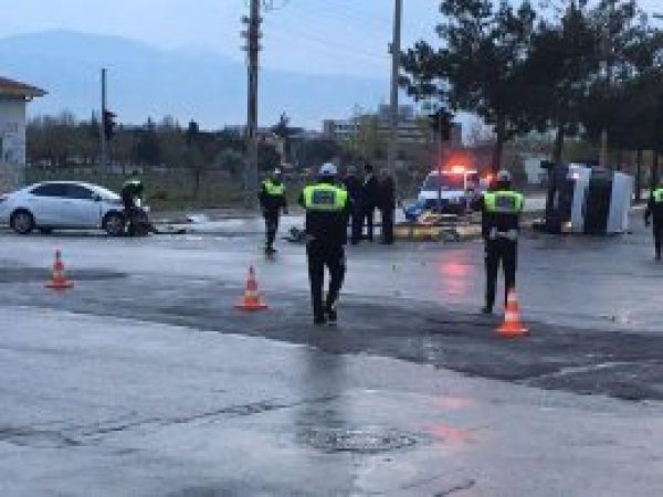 Polisleri taşıyan minibüs otomobille çarpıştı: 9 yaralı