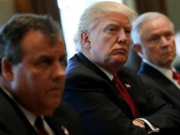 Trump'ın seyahat yasağına süresiz durdurma