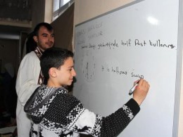 İmamdan yoksul çocuklara camide eğitim