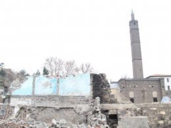 Diyarbakır'da tarihi cami yıktırıldı