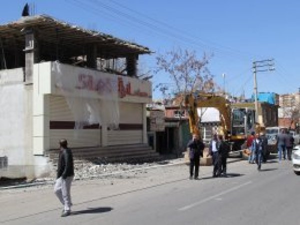 Diyarbakır’da ruhsatsız yapılar yıkıldı