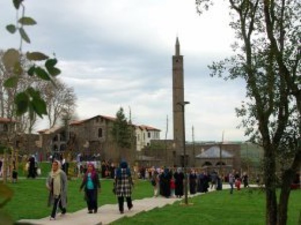 Sur'da restorasyon çalışması biten bölgeye ilgi