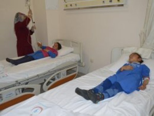 Zehirlenen öğrenciler hastaneye kaldırıldı