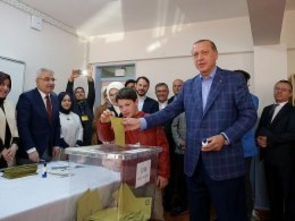 'Milletimiz tercihini yaparak geleceğe yürüyecektir'