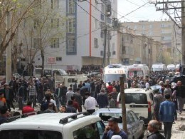 Diyarbakır'da dün yaralanan polis hayatını kaybetti