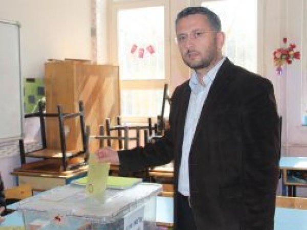 HÜDA PAR Van İl Başkanı Sayğın oyunu kullandı
