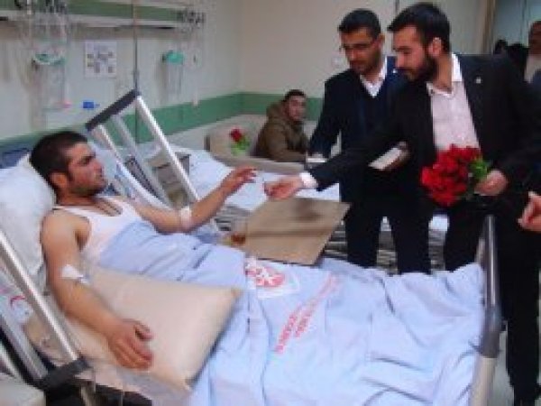 Hastalara karanfil ve kitap hediye edildi