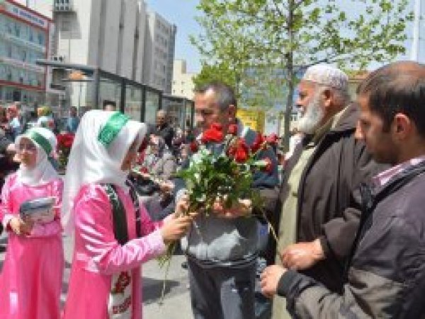 Antep'te Mevlid etkinliğine güllerle davet