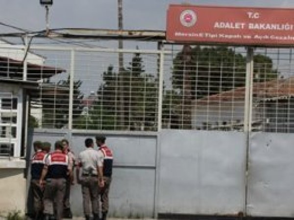 Cezaevinde, askerlerle gardiyanlar arasında kavga