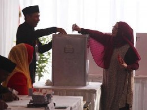 Endonezya'da Müslüman aday Cakarta seçimini kazandı