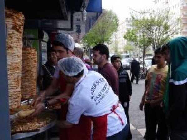 Kutlu Doğum münasebetiyle bedava döner dağıtıldı