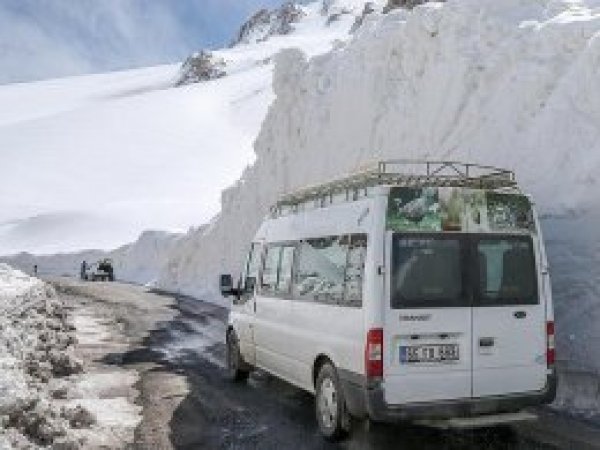 Nisanda 7 metre kar şaşırtıyor