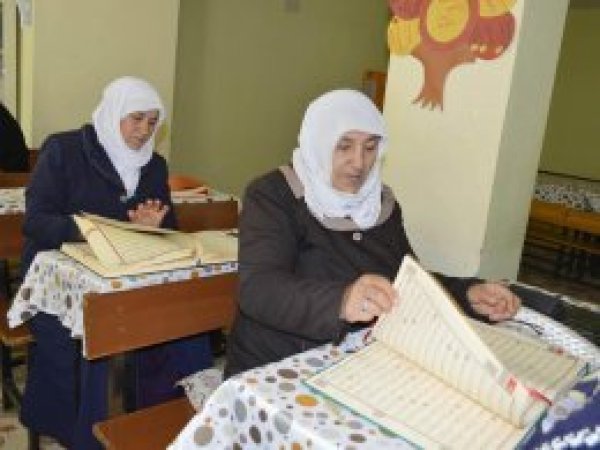 İlerleyen yaşa rağmen Kur'an öğrenme azmi