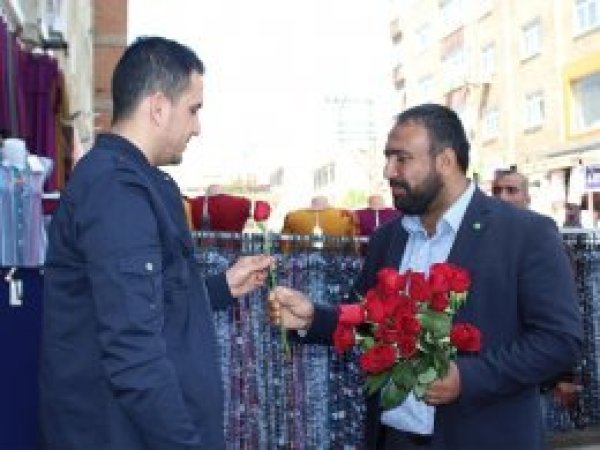 HÜDA PAR esnafa gül dağıttı