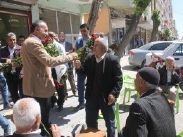 Kutlu Doğum münasebetiyle gül dağıtıldı