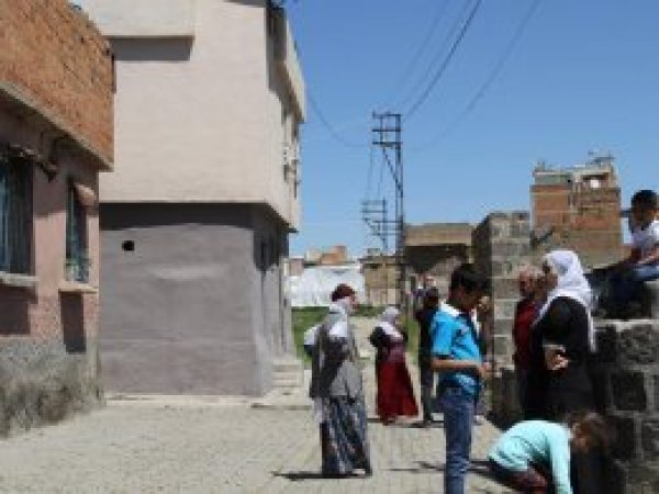 Sur sakinlerinden evlerinin yıkım kararına tepki