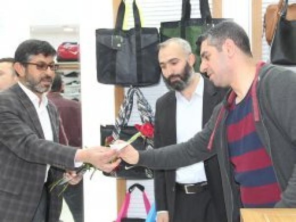 Van halkı Kutlu Doğum etkinliğine gülle davet edildi