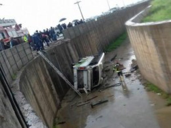 Batman'da midibüs dereye düştü