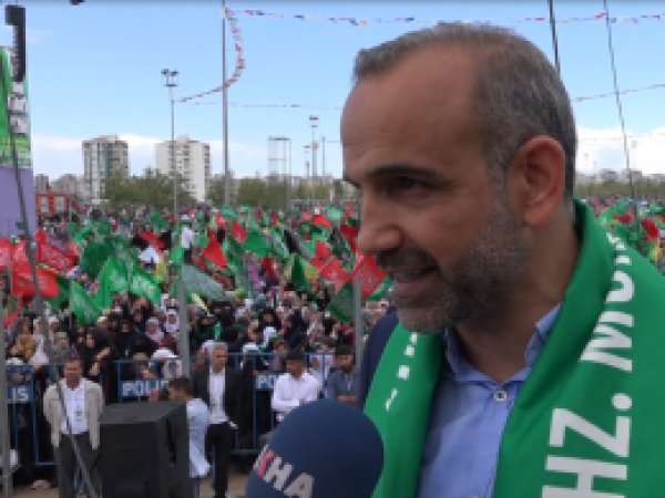 M. Ali Oğuz: Arkamda bir insan denizi var