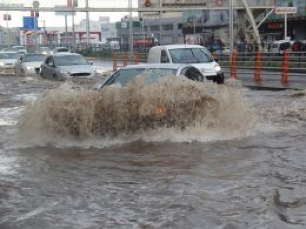 Sağanak yağış Diyarbakır'ı felç etti