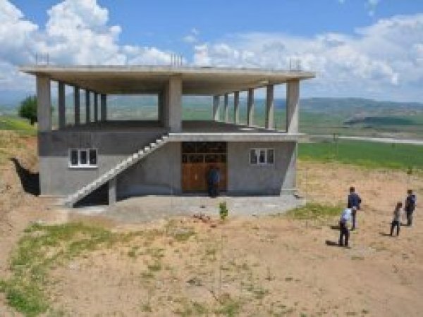 Yarım kalan taziye evi yardım bekliyor