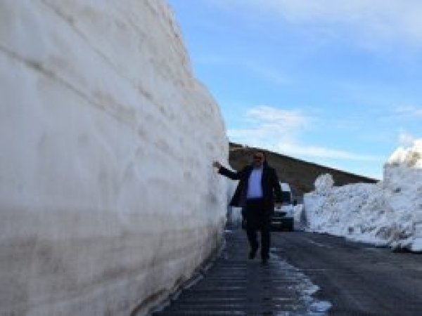 Bitlis'te kar kalınlığı 4 metreyi buluyor
