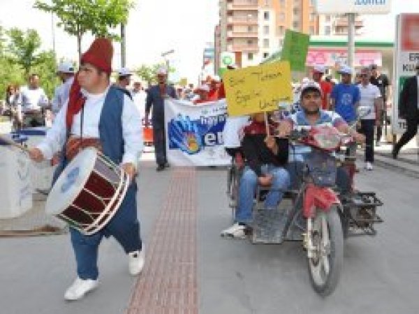 Engelliler farkındalık oluşturmak için yürüdüler