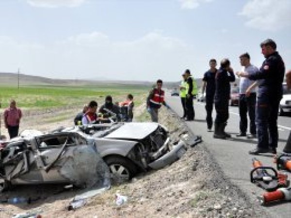 Kayseri'de iki otomobil çarpıştı: 3 ölü