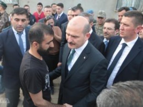 Minister Soylu visits the family in Silopi