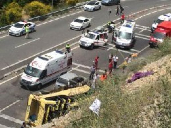 Tur midibüsü uçuruma yuvarlandı: 20 Ölü